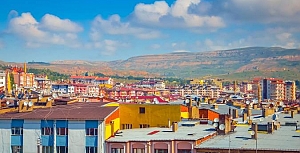 Sivas, Türkiye'nin İç Anadolu Bölgesi'nde yer alan Sivas ilinin merkezi olan şehir ve bölgenin en eski ve önemli kentlerinden biridir.