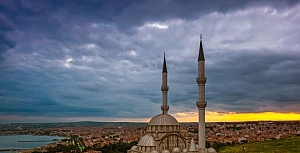 Tekirdağ ili, Türkiye'nin kuzeybatısında bulunan bir ildir. İlin merkezi ise Tekirdağ şehridir. 2012 yılında nüfusu 750.000'i geçen 14 adet il TBMM'de kabu