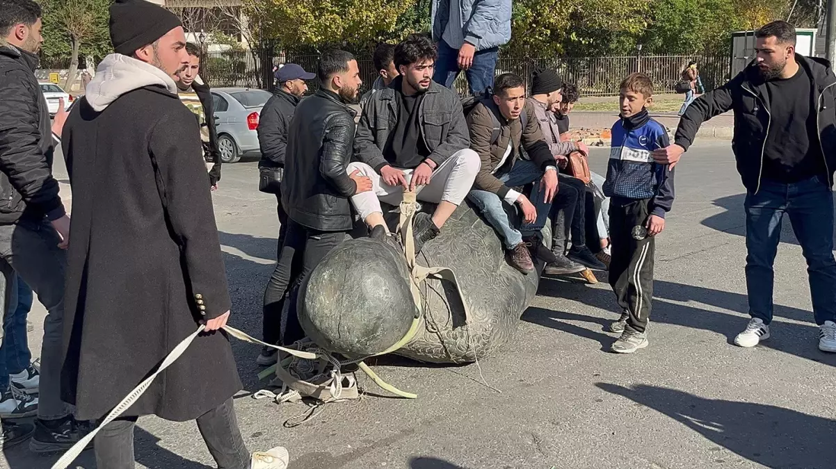 Hafız Esad'ın heykeli Emevi Meydanı'nda sürüklendi