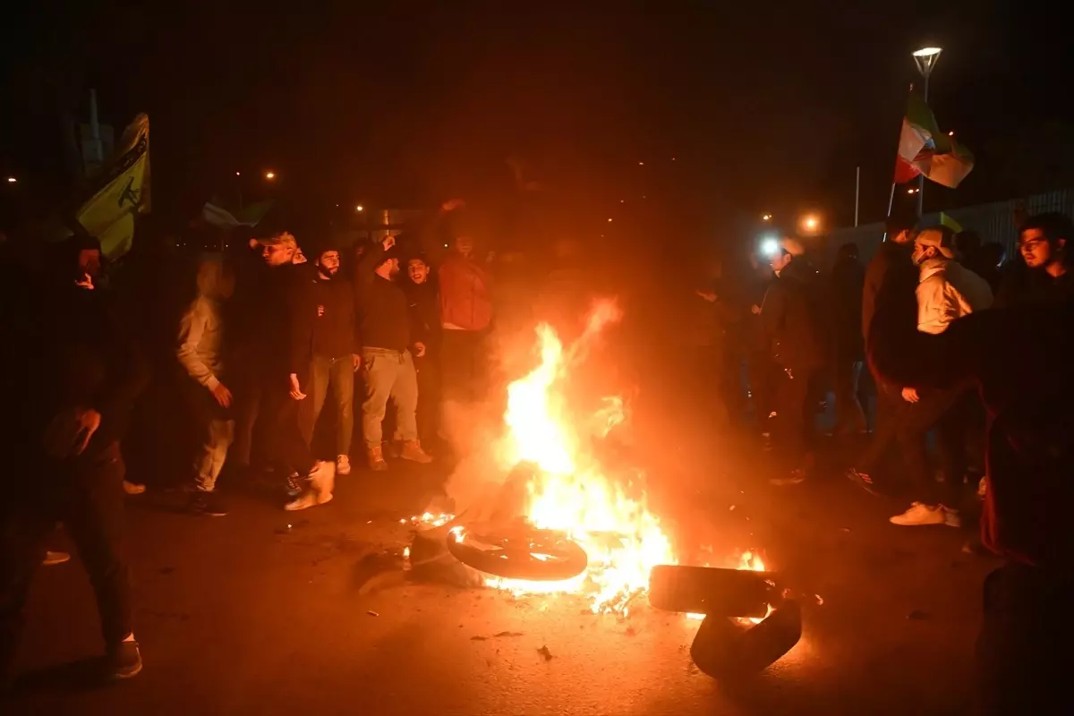 Lübnan, İran uçağına izin vermeyince protesto gösterileri başladı