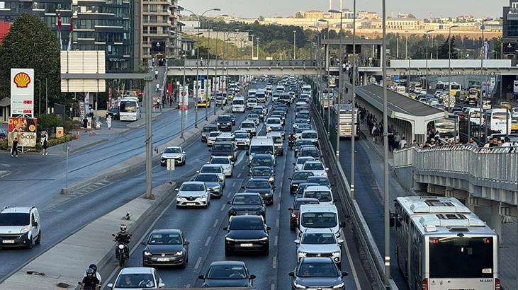 Okullarda uyum haftası başladı! İstanbul'da trafik trafik yoğunluğu oluştu