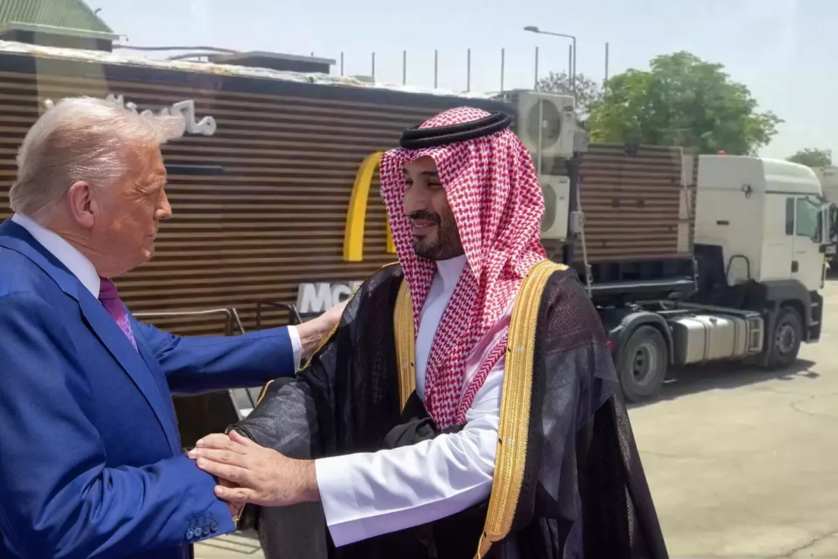 Suudi Arabistan'da kraliyet sarayı bahçesine Trump için mobil McDonald's şubesi kuruldu
