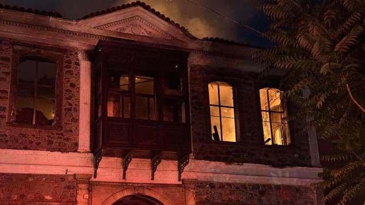 İzmir'de tarihi binada yangın; mahsur kalan kadın kurtarıldı